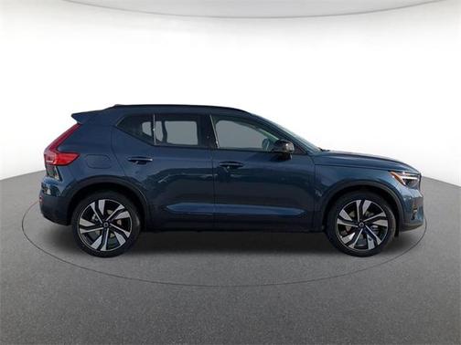 2026 Volvo XC40 Plus, B5 AWD Gas (mild hybrid), Dark