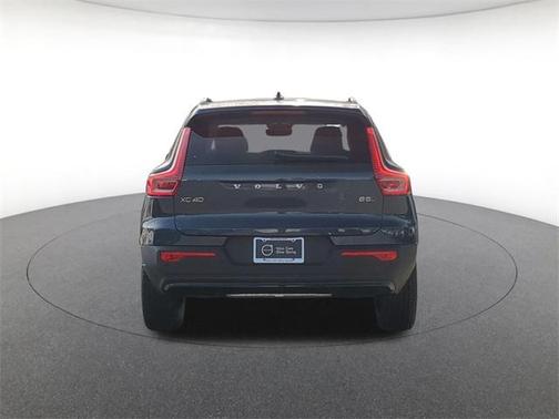 2026 Volvo XC40 Plus, B5 AWD Gas (mild hybrid), Dark