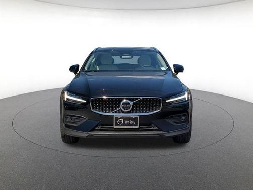 Onyx Black Metallic 2026 Volvo V60 Cross Country Plus, B5 AWD Gas (mild hybrid)