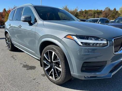 2022 Volvo XC90 T6 Momentum