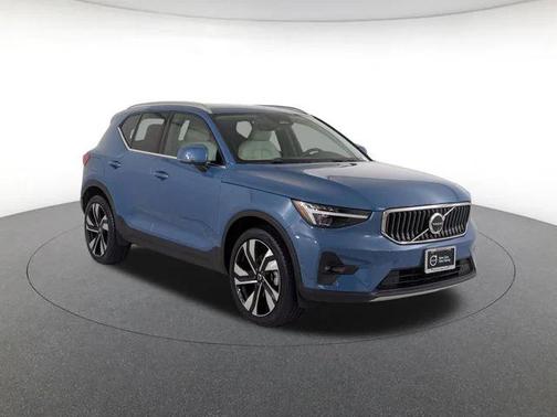 2024 Volvo XC40 B5 Plus Bright Theme