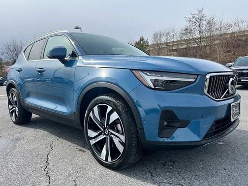 2024 Volvo XC40 B5 Plus Bright Theme