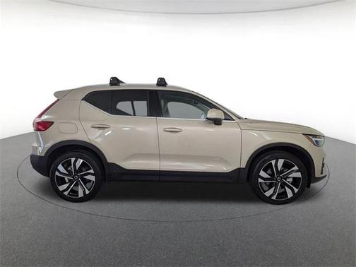 2025 Volvo XC40 B5 Ultra Bright Theme