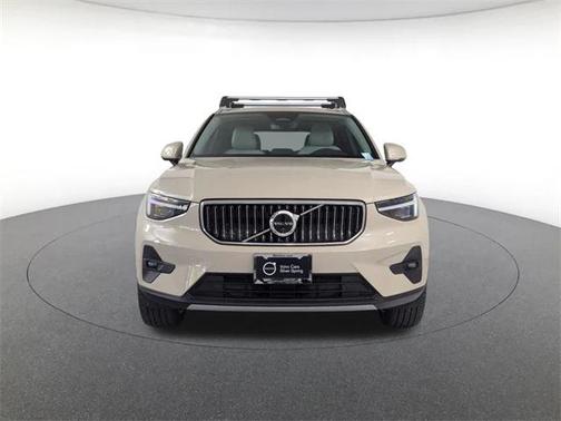 2025 Volvo XC40 B5 Ultra Bright Theme