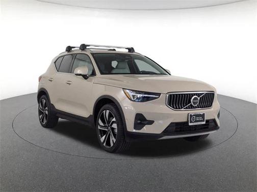 2025 Volvo XC40 B5 Ultra Bright Theme