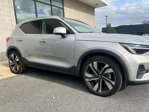 2023 Volvo XC40 B5 Ultimate Bright Theme