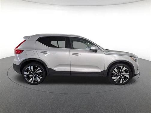 2023 Volvo XC40 B5 Ultimate Bright Theme