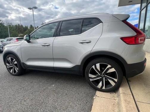2023 Volvo XC40 B5 Ultimate Bright Theme