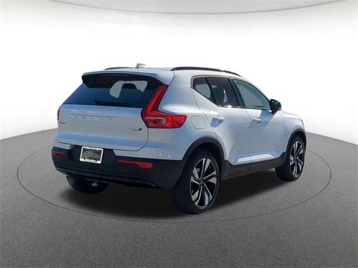 2026 Volvo XC40 Plus, B5 AWD Gas (mild hybrid), Dark