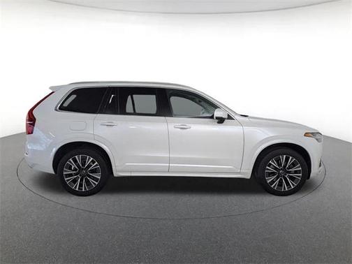 2022 Volvo XC90 T6 Momentum