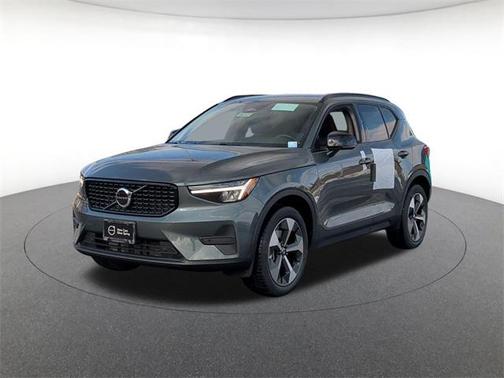 2026 Volvo XC40 Core, B5 AWD Gas (mild hybrid), Dark