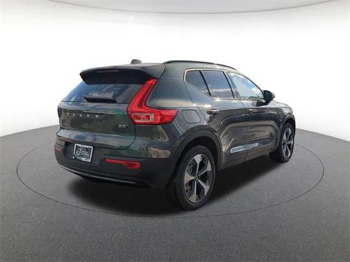 2026 Volvo XC40 Core, B5 AWD Gas (mild hybrid), Dark