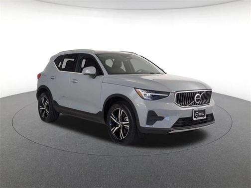 2025 Volvo XC40 B5 Core Bright Theme
