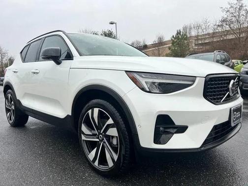 2024 Volvo XC40 B5 Plus Dark Theme