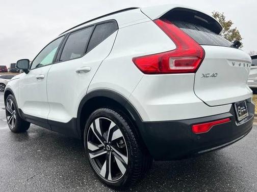 2024 Volvo XC40 B5 Plus Dark Theme