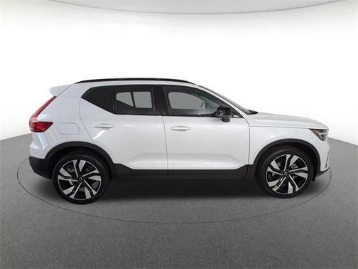 2024 Volvo XC40 B5 Plus Dark Theme