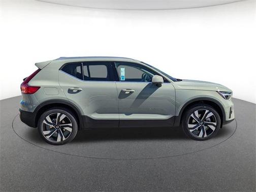 2025 Volvo XC40 B5 Ultra Bright Theme