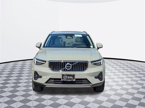 2025 Volvo XC40 B5 Ultra Bright Theme