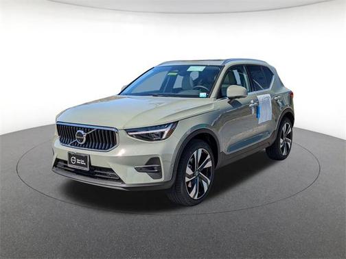 2025 Volvo XC40 B5 Ultra Bright Theme