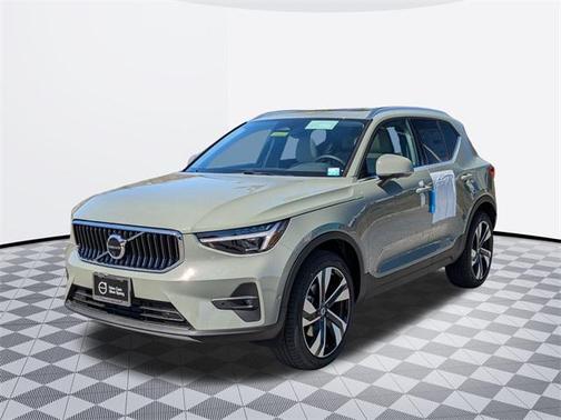 2025 Volvo XC40 B5 Ultra Bright Theme