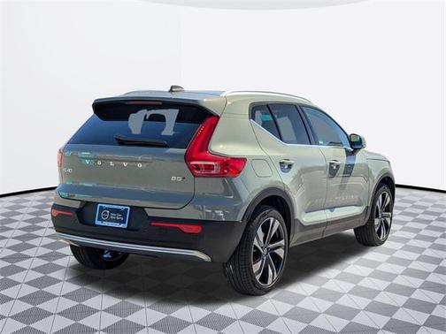 2025 Volvo XC40 B5 Ultra Bright Theme