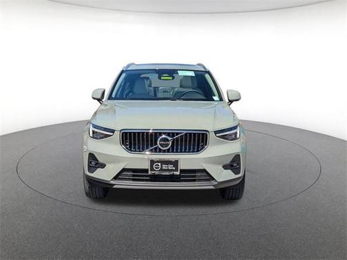 2025 Volvo XC40 B5 Ultra Bright Theme