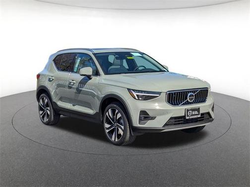 2025 Volvo XC40 B5 Ultra Bright Theme