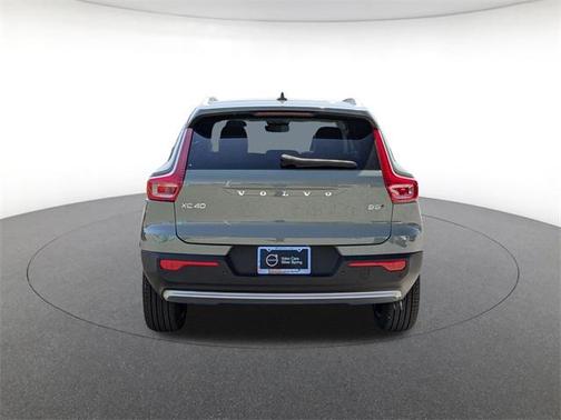 2025 Volvo XC40 B5 Ultra Bright Theme
