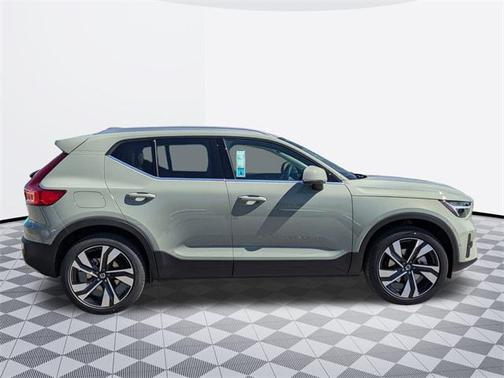 2025 Volvo XC40 B5 Ultra Bright Theme