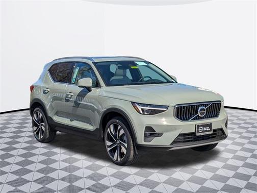 2025 Volvo XC40 B5 Ultra Bright Theme