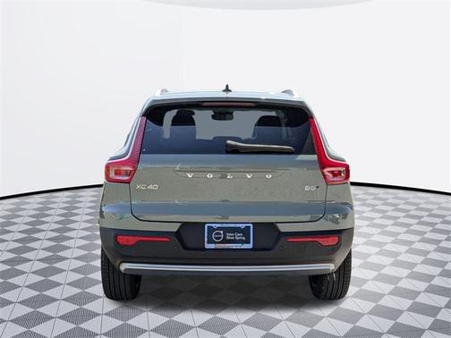 2025 Volvo XC40 B5 Ultra Bright Theme