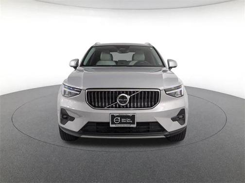 2023 Volvo XC40 B5 Plus Bright Theme
