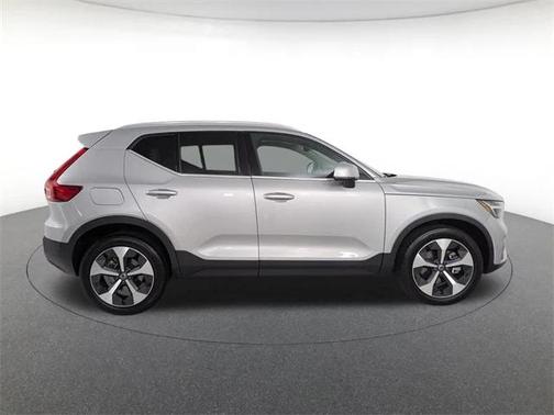 2023 Volvo XC40 B5 Plus Bright Theme