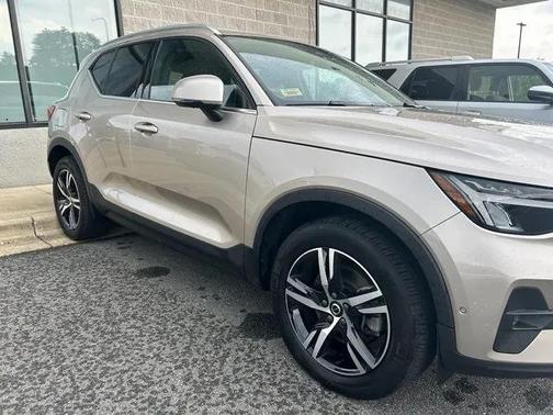 2023 Volvo XC40 B5 Plus Bright Theme