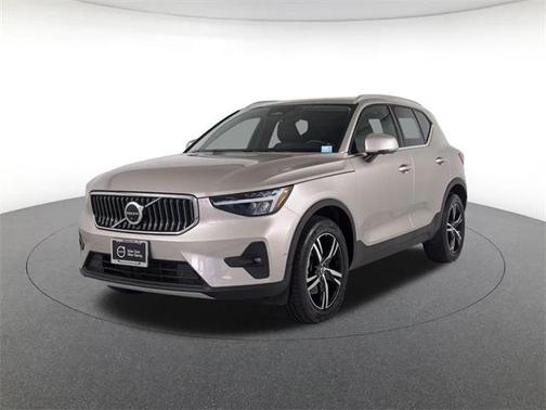 2023 Volvo XC40 B5 Plus Bright Theme