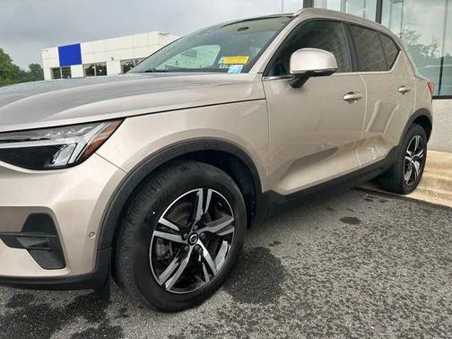 2023 Volvo XC40 B5 Plus Bright Theme