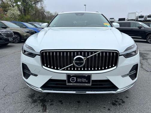 Crystal White Metallic 2023 Volvo XC60 B5 Plus Bright Theme