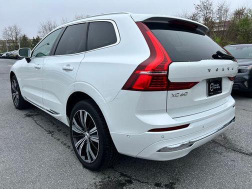 Crystal White Metallic 2023 Volvo XC60 B5 Plus Bright Theme