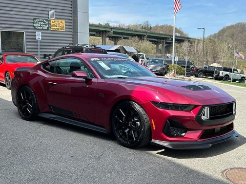 MOLTEN MAGENTA MET 2026 Ford Mustang GT Premium