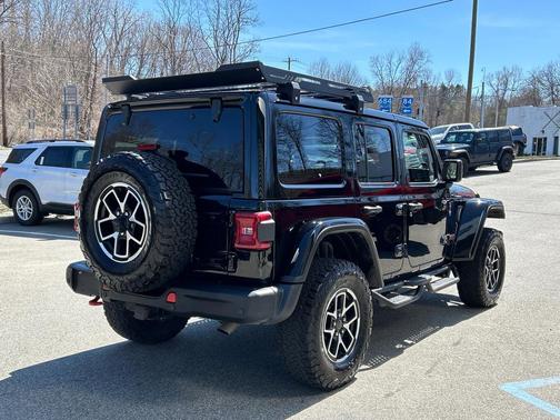 Black Clearcoat 2024 Jeep Wrangler Rubicon