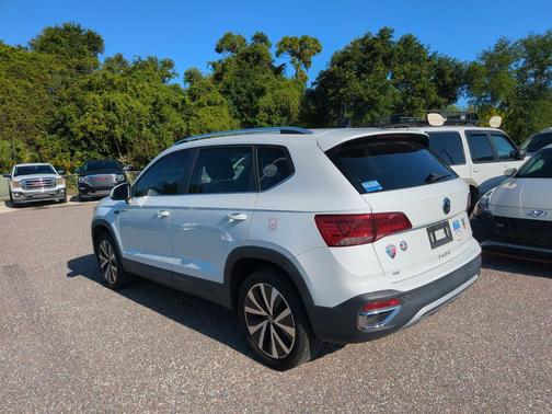 Pure White 2023 Volkswagen Taos 1.5T SE