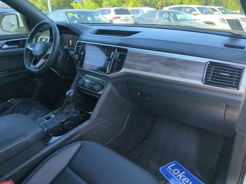 Pure White 2022 Volkswagen Atlas Cross Sport 2.0T SE w/Technology