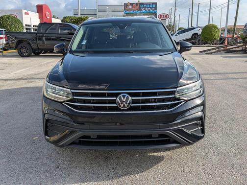 Deep Black Pearl 2023 Volkswagen Tiguan 2.0T SE