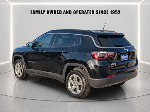 Diamond Black Crystal Pearlcoat 2023 Jeep Compass Latitude