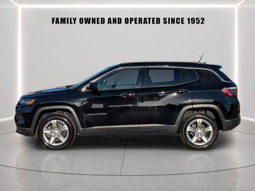 Diamond Black Crystal Pearlcoat 2023 Jeep Compass Latitude