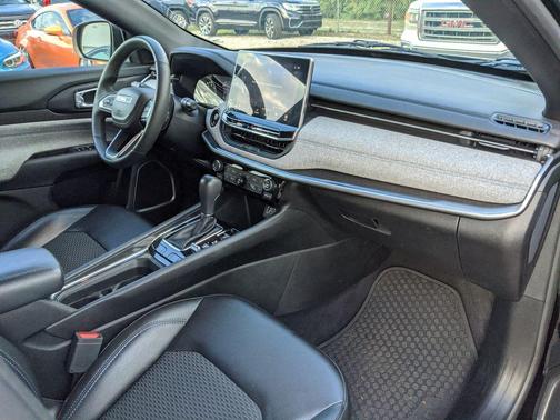 Diamond Black Crystal Pearlcoat 2023 Jeep Compass Latitude