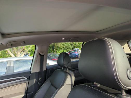Pure White 2023 Volkswagen Atlas 3.6L SE w/Technology