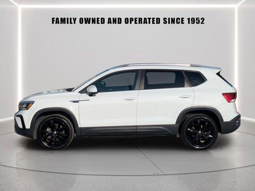 Pure White 2023 Volkswagen Taos 1.5T SE
