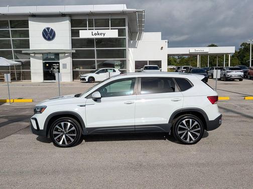 Pure White 2023 Volkswagen Taos 1.5T SE