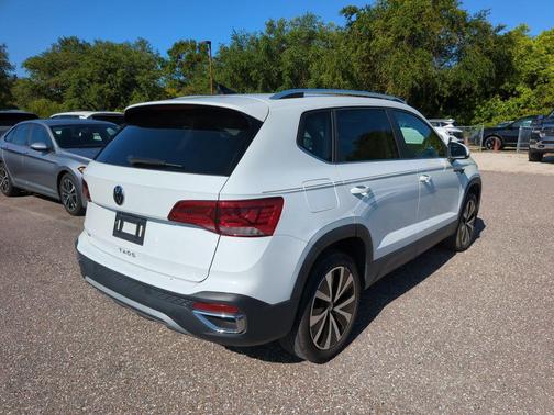 Pure White 2023 Volkswagen Taos 1.5T SE